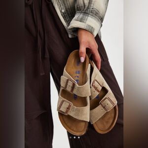 NWT Birkenstock Arizona Soft Footbed sandals in Suede Leather, in taupe. 38